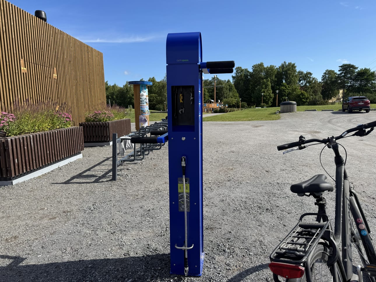 Pyöränhuoltoteline Onkilahden puistossa.