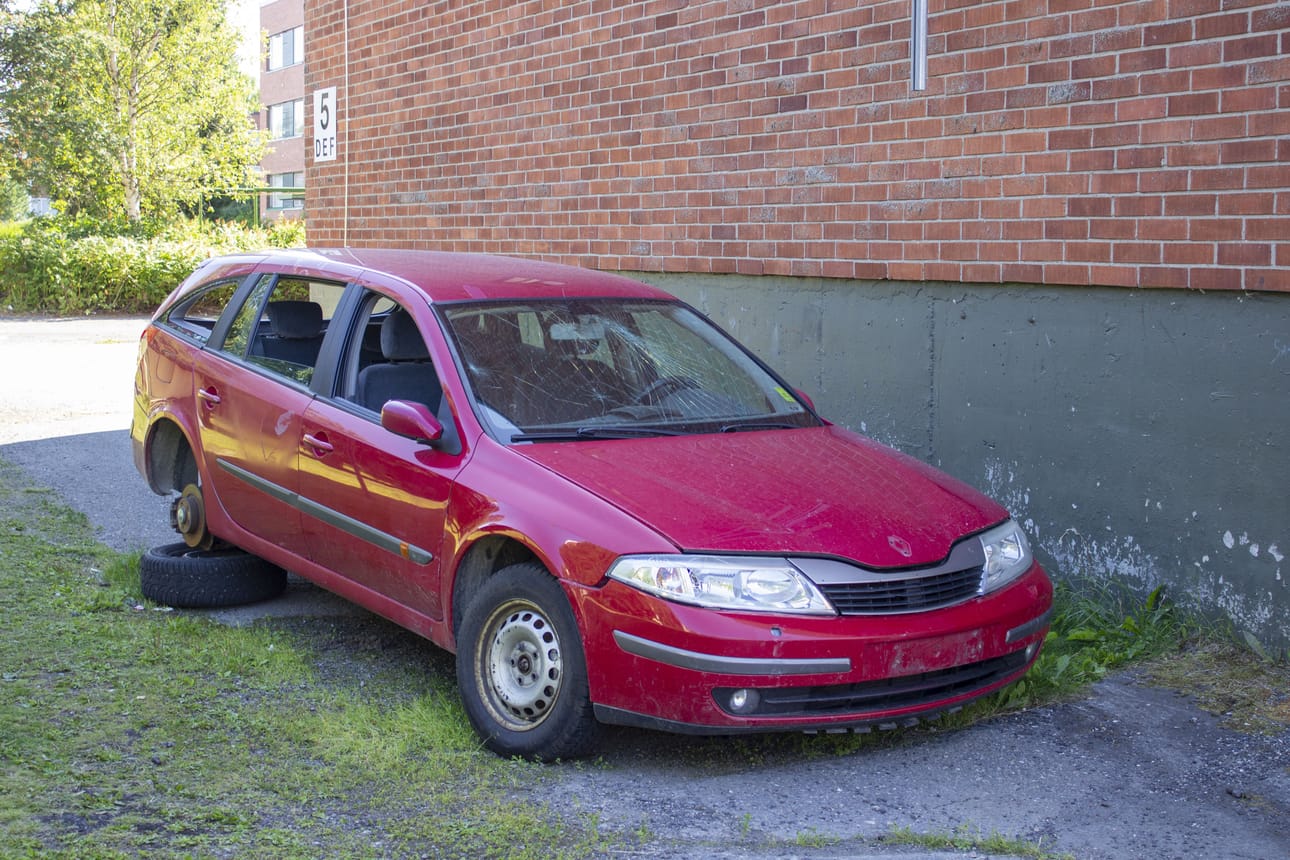 Tapaninkadun asukkaat ovat ihmetelleet keskelle pihakatua hylättyä autoa.