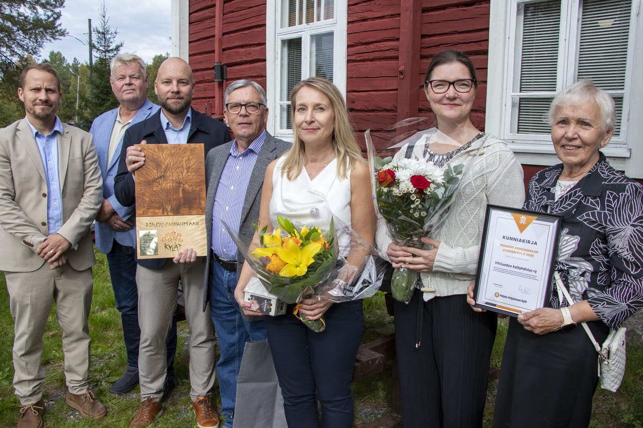 Vihiluoto palkittiin vuoden 2026 Pohjois-Pohjanmaan kylänä. Temmeksellä palkintoa olivat vastaanottamassa kyläyhdistyksen varapuheenjohtaja Jaakko Pöyskö, pitkäaikainen hallituksen jäsen Juha Parrila, kunnanjohtaja Tuomas Lohi, kyläyhdistyksen puheenjohtaja Matti Niskanen, hallituksen jäsenet Tiina Gallén ja Miia Länsitie sekä sihteeri Eva Maijala.