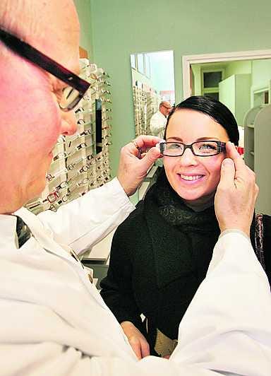 Sari Saarni sai ammattitaitoista ja luvallista palvelua optikko Kari Myllyltä torstaina Oulussa. Saarnin mielestä uusi toimilupakäytäntö lisää asiakkaan luottamusta optikkoon.