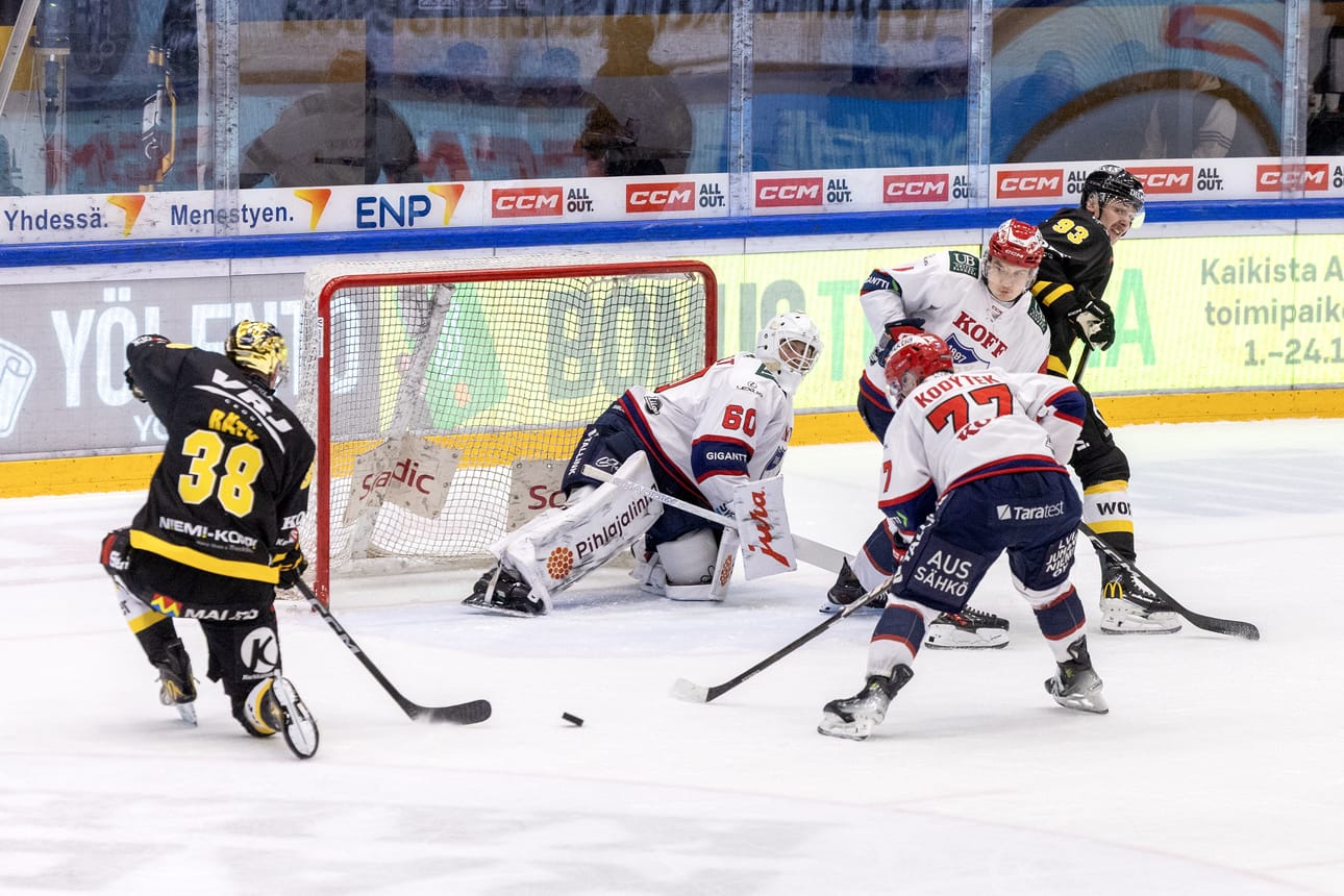Ei uppoa. Kärppien Aku Räty sai yrittää maalintekoa huippupaikalta, mutta kiekko karkasi väärään suuntaan.