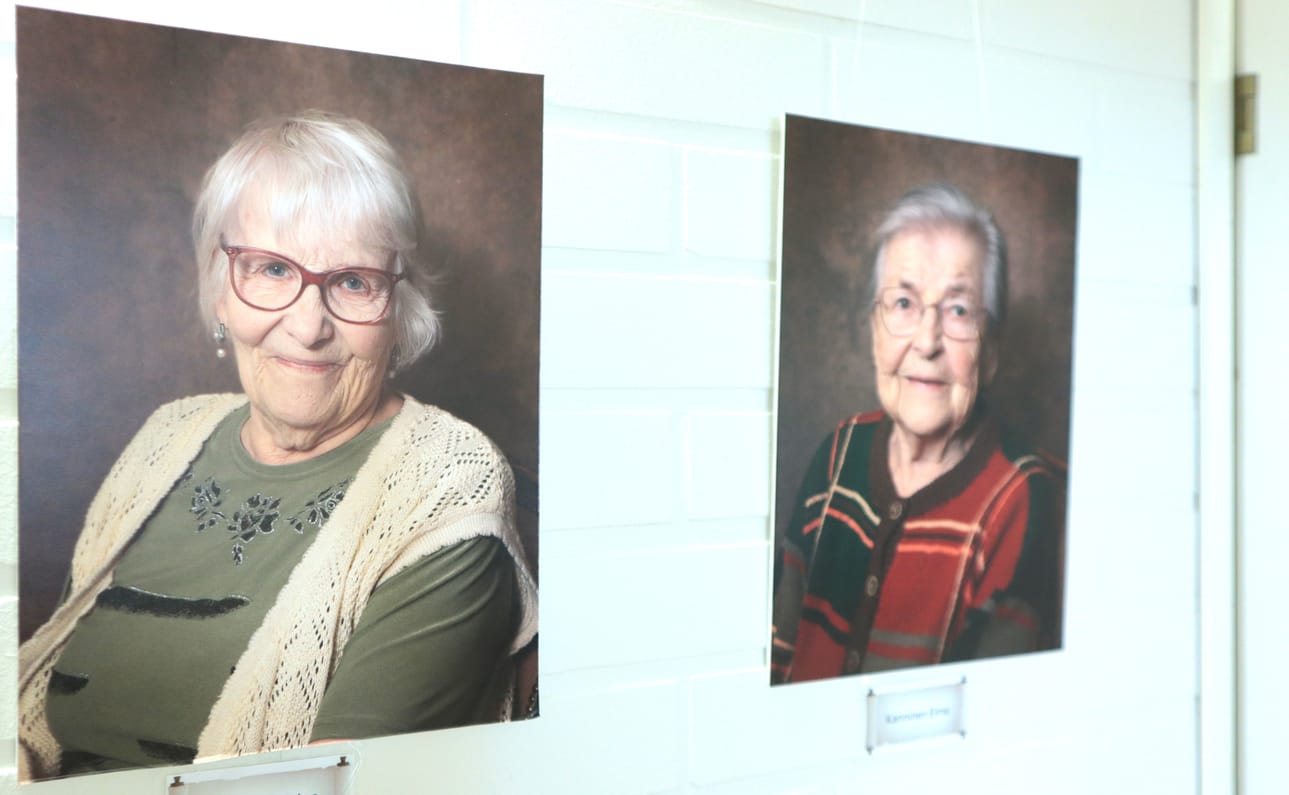 Näyttelyssä on esillä 18 muotokuvaa, joista suurin osa kuvaa naisia, mutta mukana on muutamia miehiäkin.