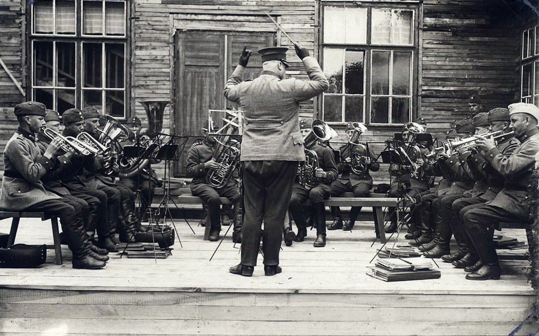 Pohjanmaan jääkäripataljoonan soittokunta kuvattiin Haukiputaalla 1924.