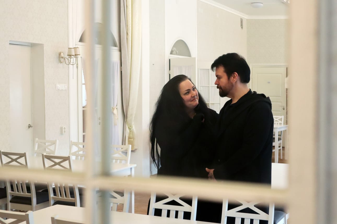 Sanni ja Jasu Mustassuo vihittiin sunnuntaina. Siitä viikon kuluttua eli tulevana sunnuntaina aukaistaan pitkästä aikaa Willa Sarwijoen ravintolan ovet. Pari arvelee, että sitä edeltää jokunen valvottu yö.