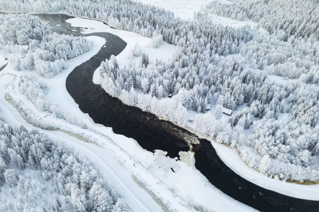 Hyydetilanteet voivat Iijoella ja muissakin virtaavissa Koillismaan vesistöissä muuttua nopeasti viikonlopun aikana. Kuvassa tilanne Taivalkosken Jurmussa torstaina noin kello 13.20 aikaan.