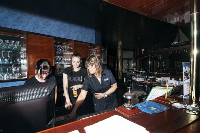 Ravintola-hotelli Fooningin kesä on ollut hyvä ja kiireinen. – Tangovieraat varasivat lähtiessään majoitusta ensi kesää varten, tällä viikolla tulee paljon majoitettavia Vauhtiajoihin, kertoo ravintolapäällikkö Tanja-Riikka Renkola. Kuvassa myös Jonna Nikoskinen, Mariella Källi (vas.). KUVA: TERESA NURMIOJA