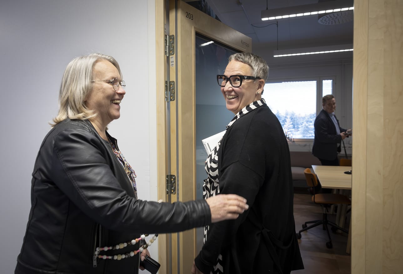 Johanna Vakkuri on toiminut Iin yhdyskuntajohtajana viime kesästä lähtien. Kunnanjohtaja Marjukka Mannisella (oik.) on riittänyt rekrytointikiireitä viime vuosina, sillä varsin moni kunnan johtava viranhaltija on vaihtanut työpaikkaa.