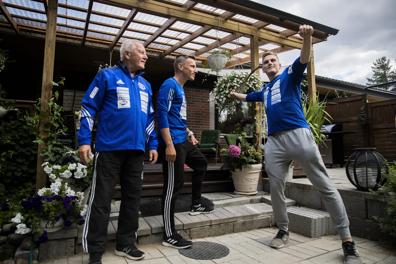 Hassien rivitaloasunnon varastosta löytyy edelleen puukeihäs, jolla veljekset opettelivat takapihalla heittämään 2000-luvun alkuvuosina. Jaakko ja Lauri katsovat, kun Juuso hakee oikeaa heittoasentoa.