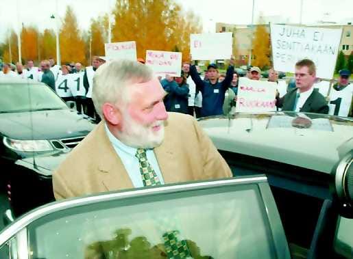 EU:n maatalouskomissaari Franz Fischler kohtasi mielenosoituksia Suomen-vierailullaan.