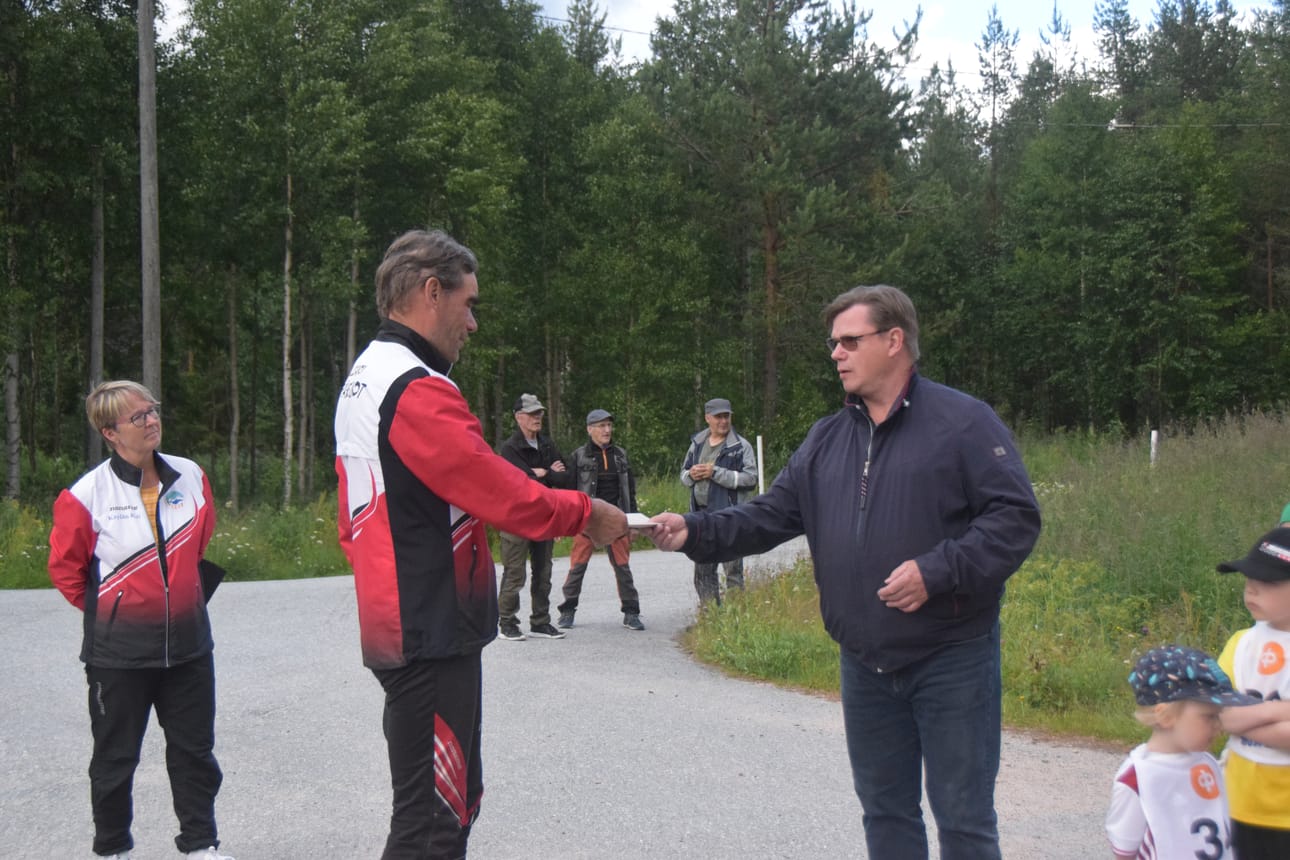 Käylän Kirin puheenjohtaja Jukka Tahkola vastaanotti stipendin Risto Rontilta.