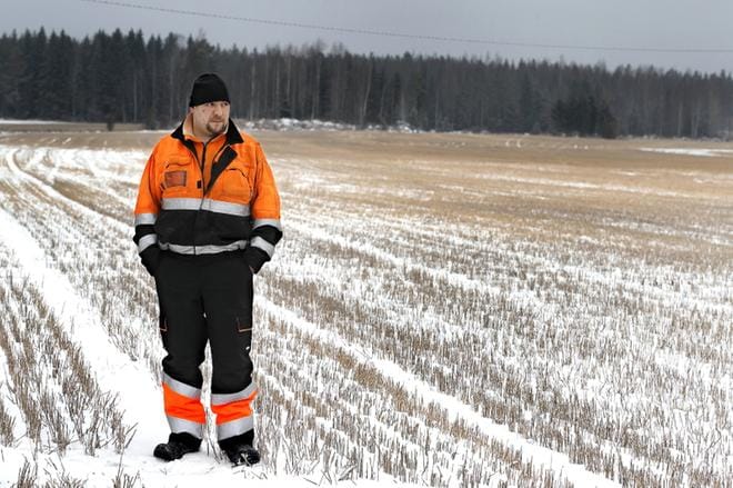 Isojokelainen Jarkko Kujanpää on kotoisin Kauhajoelta, missä sijaitsee myös hänen työpaikkansa. Hänen vanhempansa ovat Isojoelta lähtöisin. Veri ja metsästysharrastus vetivät Kujanpään suvun synnyinseudulle. – Isojoella on vietetty paljon aikaa lapsuudessa ja siellä on paljon tuttuja. Se vähän kuin ajoi sinne. Kuva: Jouko Hänninen