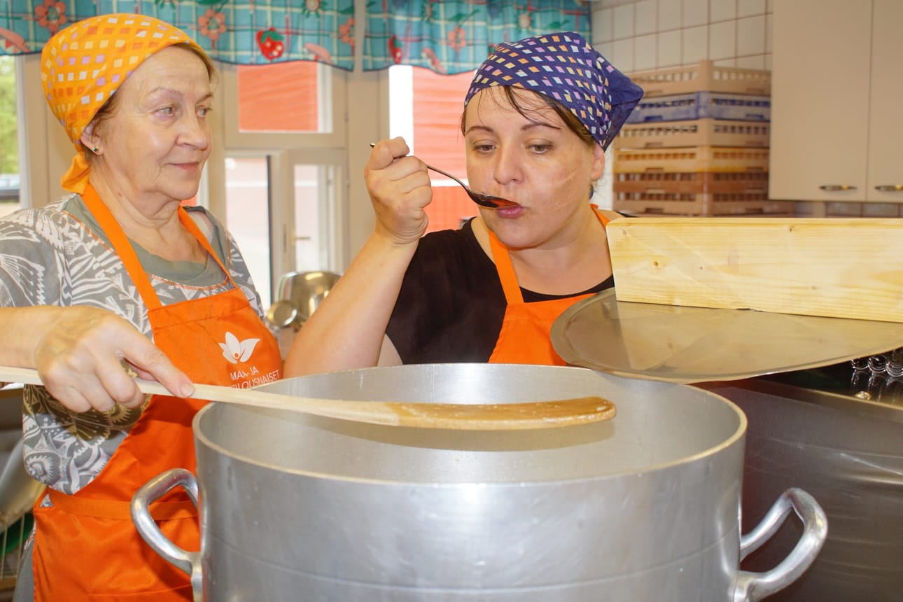 Ulla Sarala (vasemmalla) ja Mari Satokangas tietävät kuivalihavellin maun salaisuuden.