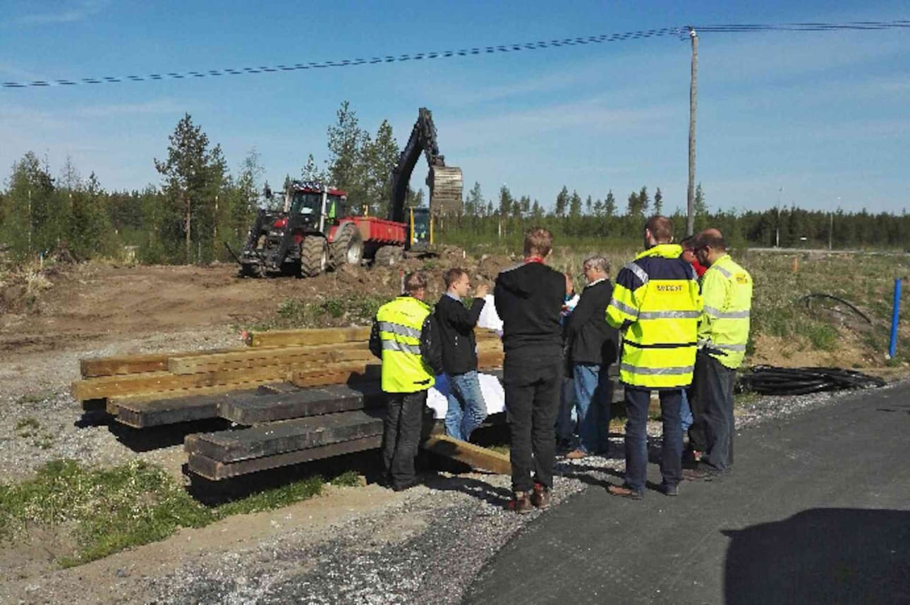 Pyhäjoen Ollinmäellä on jo täysi tohina päällä, koska sinne rakentuu majoituskylä.