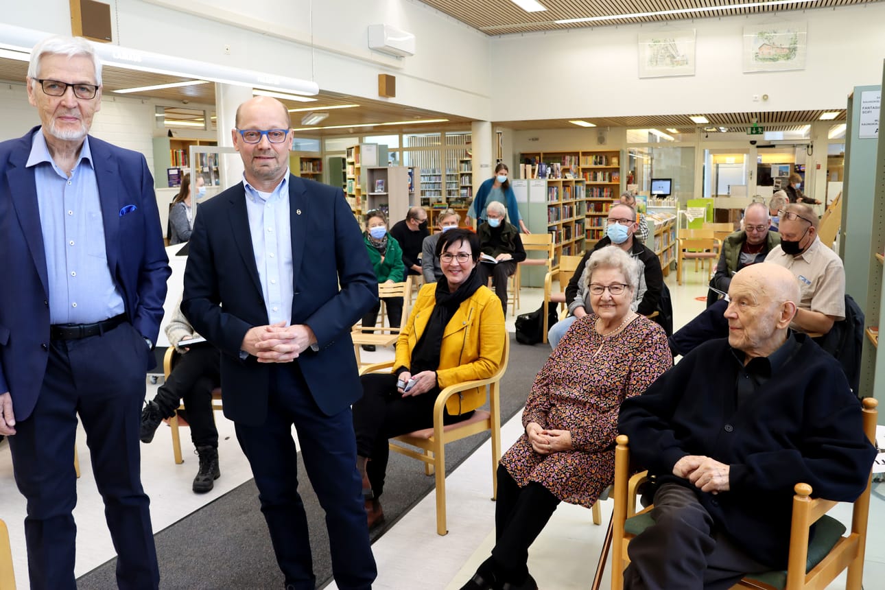 Kun Mikko Uola ja Tapio Peltomäki esittelivät kirjan kirjastossa, paikalla olivat myös Peltomäen vanhemmat Pirkko ja Arvo Peltomäki.