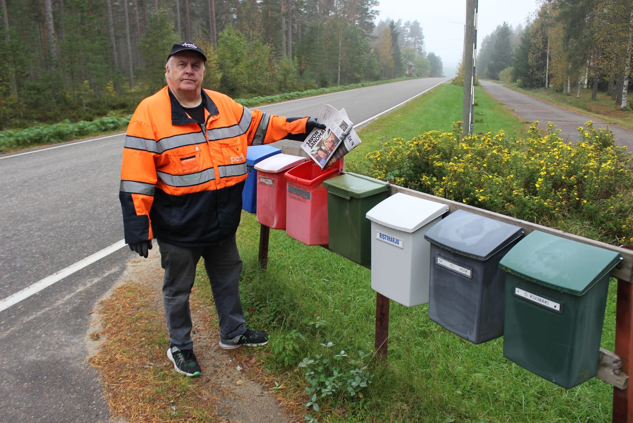 Aimo Alapaholuoma viimeisestä kertaa postinjaossa ennen eläkkeelle siirtymistä.