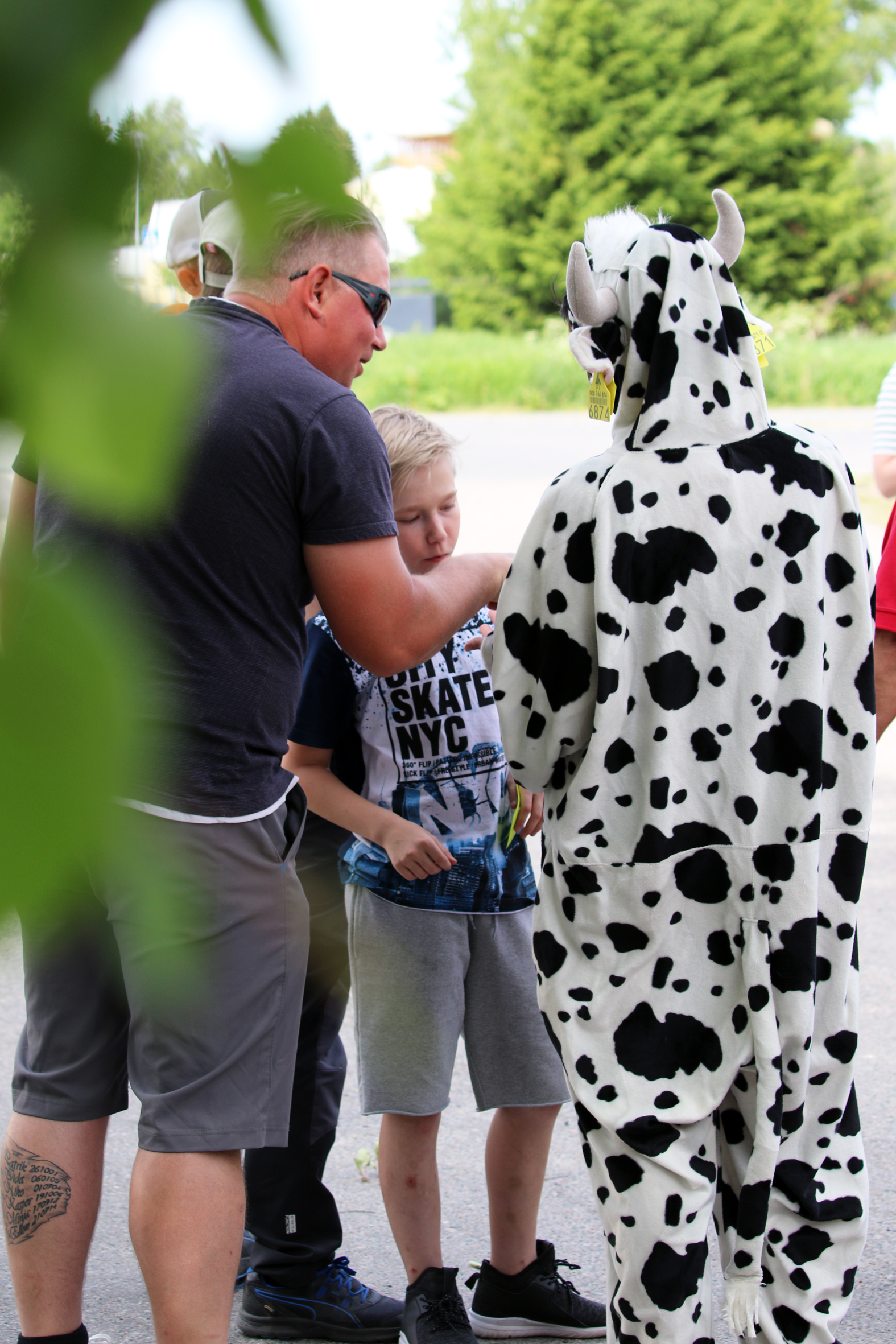 Välillä yleisö laitettiin jumppaamaan. Yrittäjä Suvi Lampela valotti päivän ohjelmaa ja kiitteli mukana olevia yrityksiä. Ensimmäistä kertaa järjestetty Kesäkarkelot saanee jjatkoa ensi vuonna.
