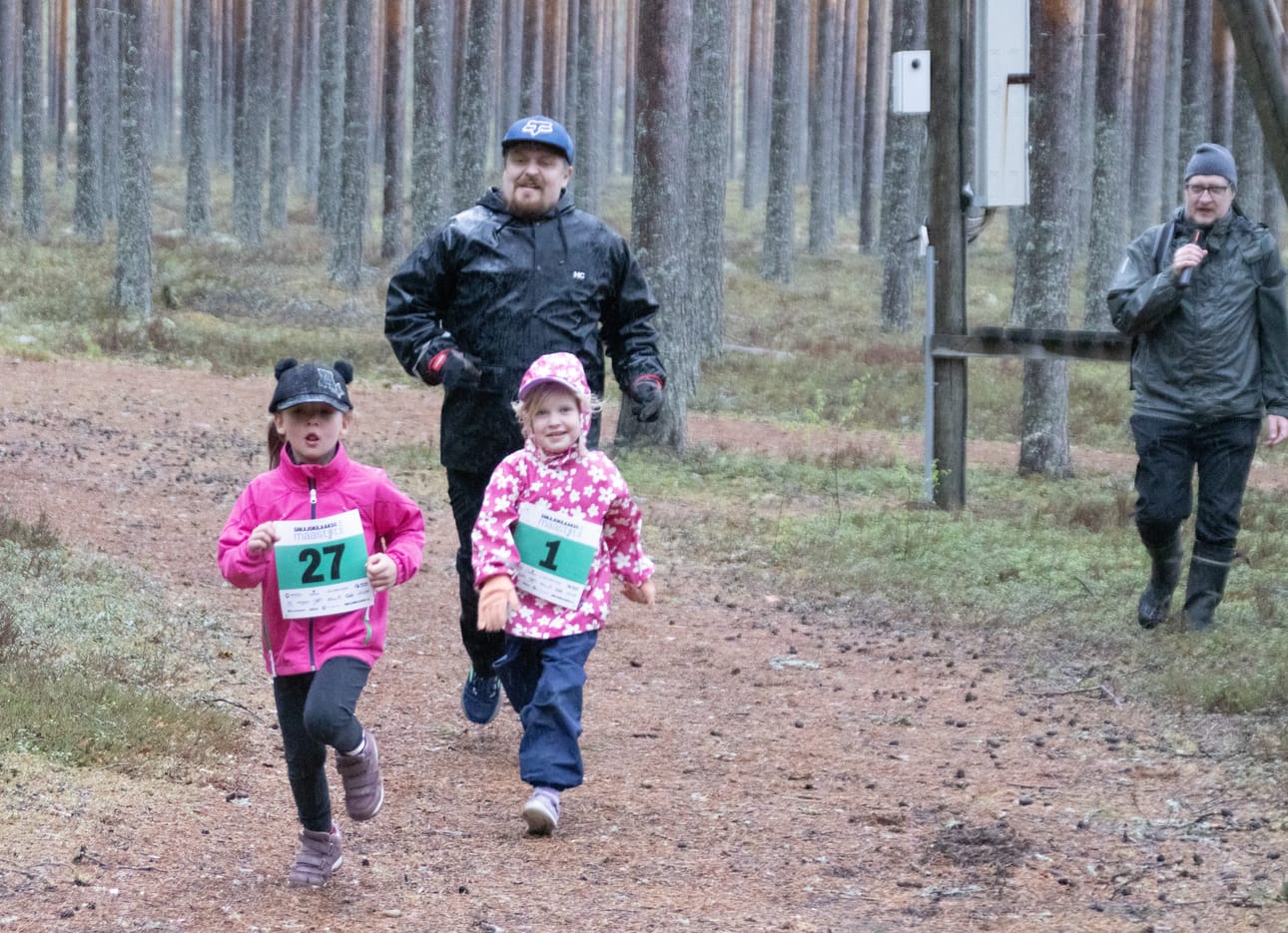 Jere Kangasmäki kiritti ennen omaa juoksuaan Aila-tytärtään. Aila oli ihmetellyt aamulla, miksi isä kysyy, lähdetäänkö juoksemaan, koska sataa. Ailalle sade ei ollut este. Kaksikon edellä juoksi Manna Ojantakanen. Maaliin saapumista juonsi Siikalatvan Urheilijoiden Keijo Makkonen.