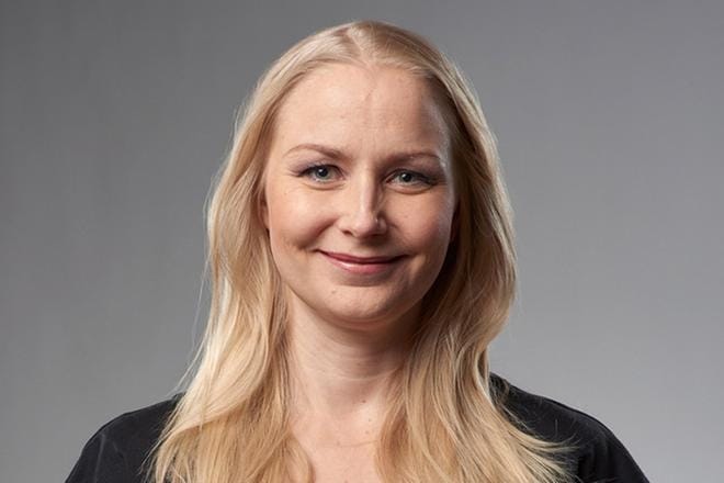 Ohjaaja Zaida Bergroth tekee elokuvaa Pohjanmaalla ja Helsingissä vaikuttaneesta horrossaarnaajasta Maria Åkerblomista.- Hän oli erittäinen ristiriitainen ja kompleksinen ihminen, Bergroth sanoo.