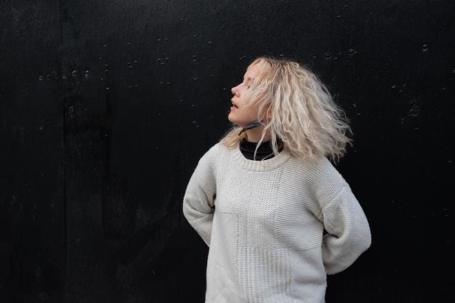 Jalasjärveläislähtöinen Sanna Ruohoniemi on asunut viisi vuotta Ruotsissa, missä hän on kohdannut uudenlaisen musiikkiperinteen. – Meillä suomalaisilla on slaavilaisuus, mikä tuo tummemman sävyn harmonioihin. Täällä Ruotsissa olen elänyt todeksi sitä, että suomalainen iloitsee mollissa.