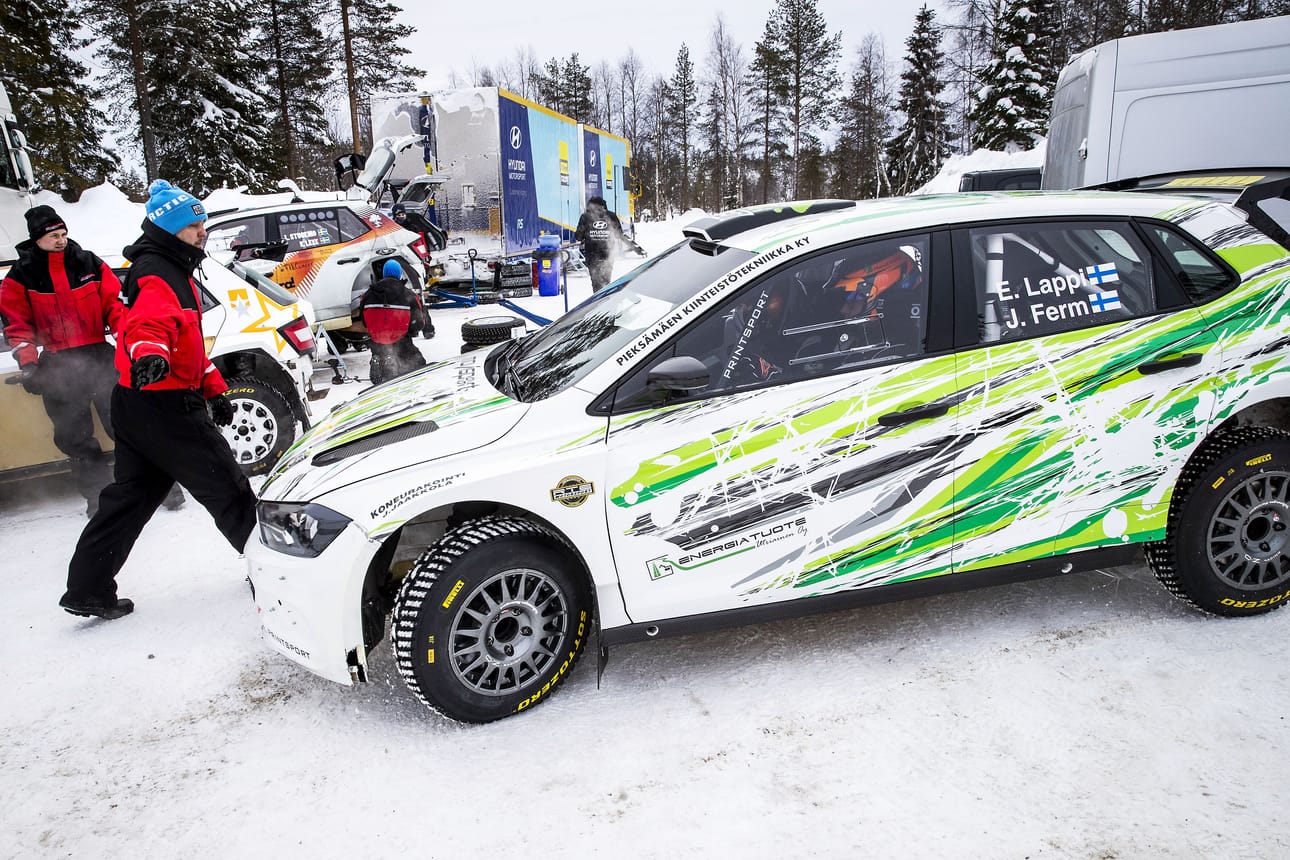 Yhden MM-osakilpailun urallaan voittanut ja vajaat kymmenen kertaa palkintopallille noussut Esapekka Lappi testasi Volkswagenin R5-autoa maanantaina vajaat 100 kilometriä Kauniinlammentiellä. Lapin kartturina toimii tutusti Janne Ferm.