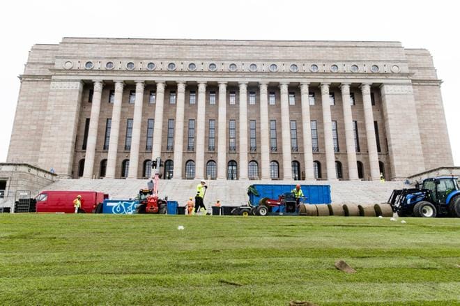 Björn Wahlroos arvostelee perustuslakia sekä perustuslakivaliokunnan toimintaan EVA:n uudessa pamfletissa. KUVA: Joel Maisalmi