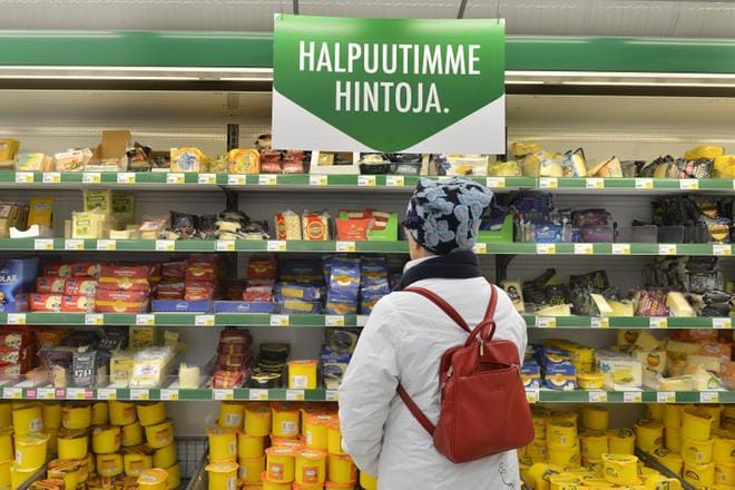 Moni ajoittaa kauppareissunsa viimeiselle aukiolotunnille, että saa napattua tarjoustuotteet ostoskoriin.