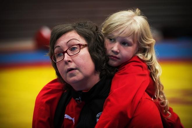 Cecilia Vesterholm nauttii täysin siemauksin tavallisesta elämästä. Hän käy lahjakkaan painijatyttärensä Mikaela Vesterholmin jokaisessa kilpailussa. KUVAT: JARNO PELLINEN