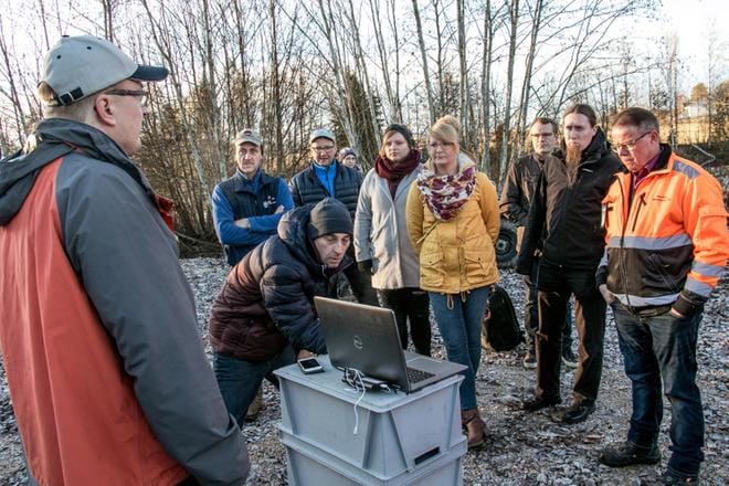 Geologisen tutkimuslaitoksen erikoistutkija Niko Putkinen (vasemmalla) selvitti Kurikan syväpohjavesialueen geologiaa. Eglantilainen Ben Wood esitteli puolestaan tietokoneohjelmaa, jolla pohjaveden pintaa voi reilun vuoden päästä kuka tahansa seurata kotitietokoneeltaan. KUVA: JORMA HAVULA