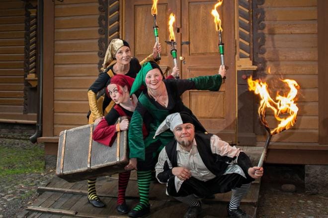 Tulitaideyhdistys Flamma esiintyy valojuhlassa.