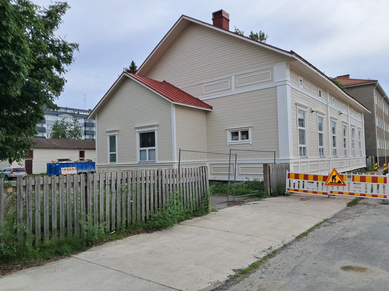 Päivi Ruotsalainen ja Samuli Myllyneva kunnostavat tästä Sauvosaarenkadun kiinteistöstä juhlatilan ja tilausravintolan. Rakennus on vuodelta 1892.