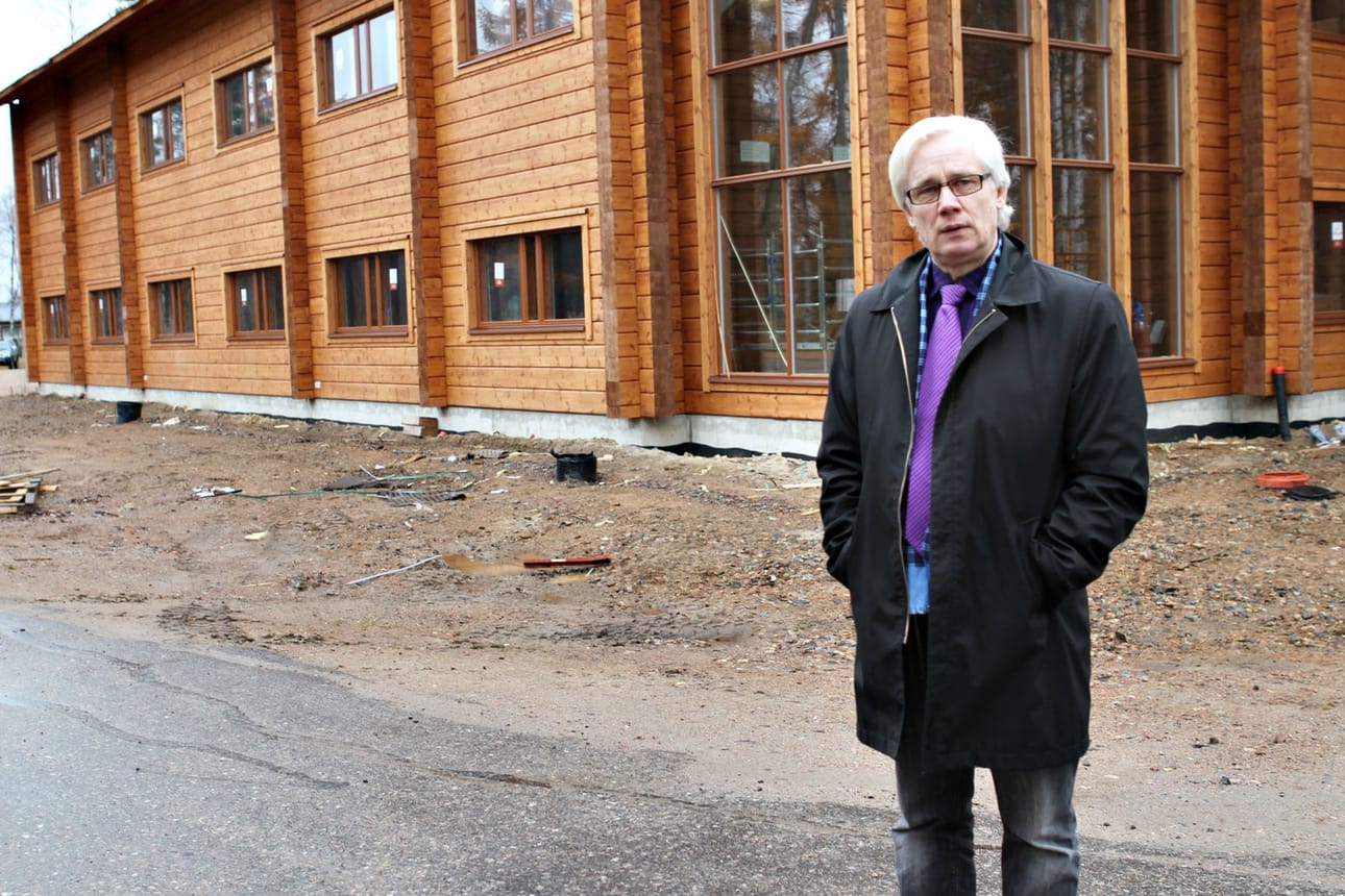 Pudasjärven kehitysjohtaja Mikko Kälkäjä odottaa uudesta hirsirakennuksesta maamerkkiä kaupunkiin.