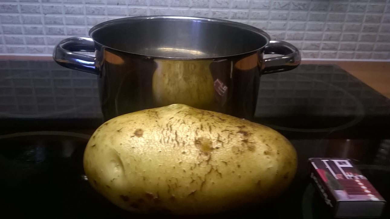 Syksyn viimeiset potut on sitten kuokittu! Tästä Kellon perunasta saa hyvän sopan, paino 550 grammaa, kertoo Jaakko Simomaa.