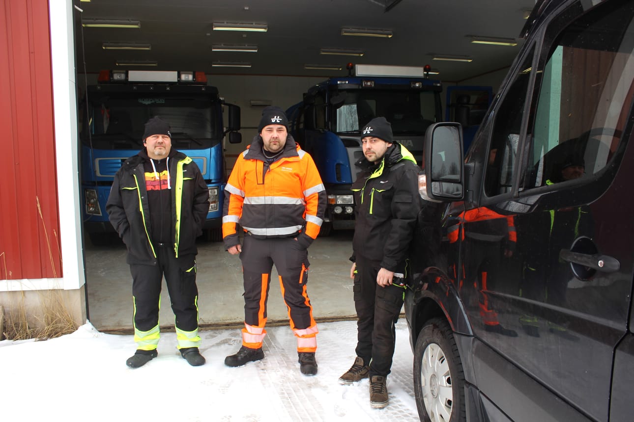 Pasi Lepistö, Joni Jokinen ja Niklas Jokinen (oik.) vuokrahallitilojen ovensuussa Panulan teollisuusalueella Kauhajoella.