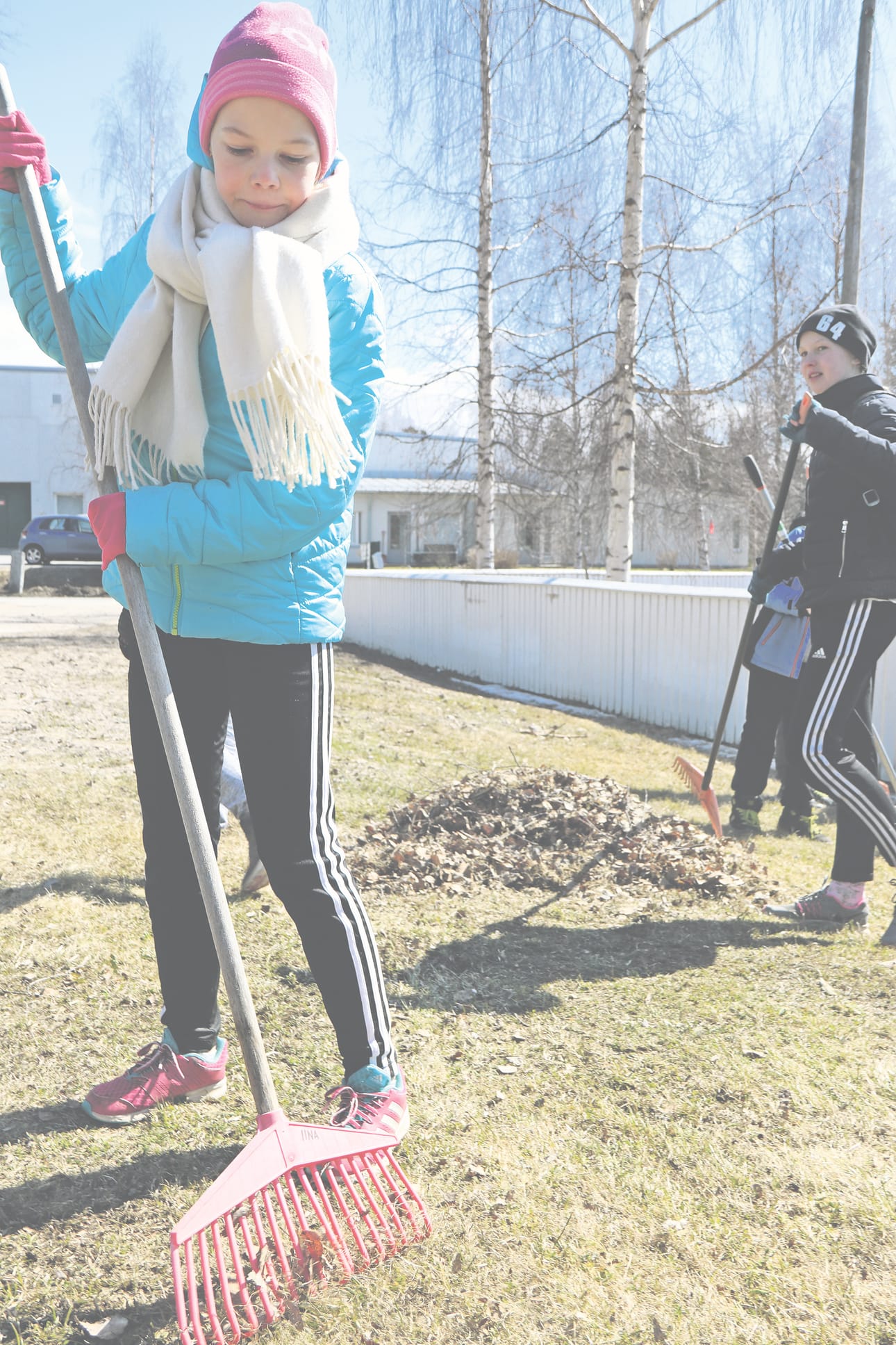 Saana Hekkala haravoi perjantaina koulun pihaa, mutta on hän haravoinut kotonakin. – Siellä tekemistä riittää, koska piha on niin iso, hän totesi.