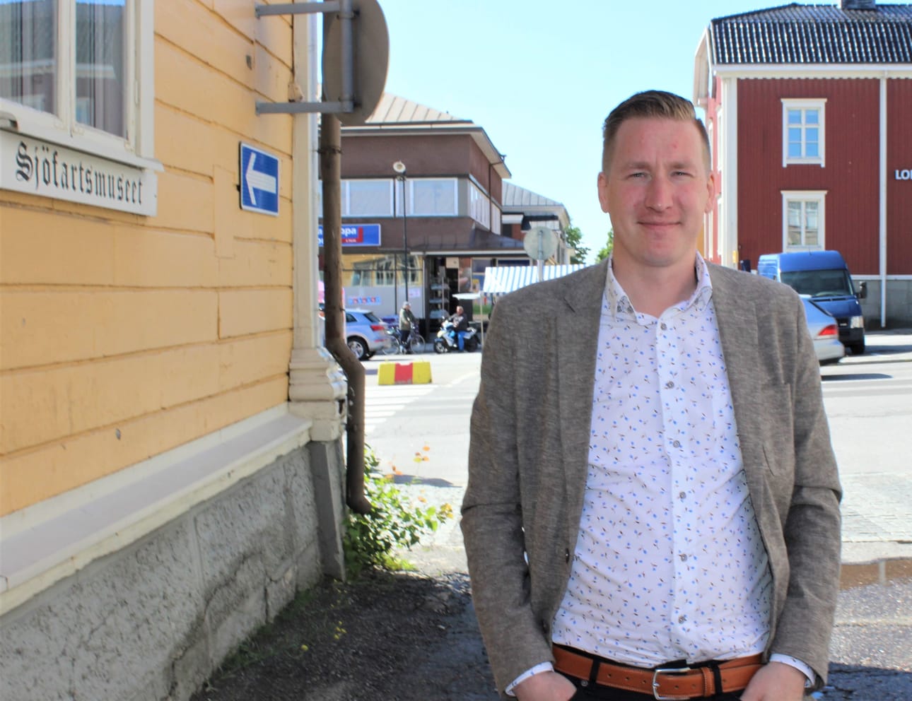 Kun Rikhard Husu saapuu Kristiinaan, hän käy aina ensimmäiseksi kirjastossa. Toimittaja on kova lukija, mutta kiireisessä arjessa Belgiassa kirjoille ei ole niin hyvin aikaa kuin kesälomalla.