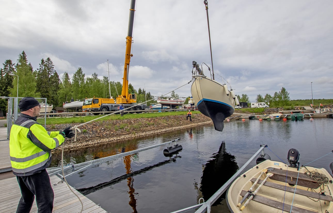 Oulunsalolaisen Jouni Koskelan (vas.) vene pääsi vesille Varjakassa Oulunsalon Merenkulkijoiden yhteisessä vesillelaskussa. Koskela arveli, ettei lähde vielä lauantaina purjehtimaan. ”Mutta ehkä sunnuntaina?”, mies hymyili.