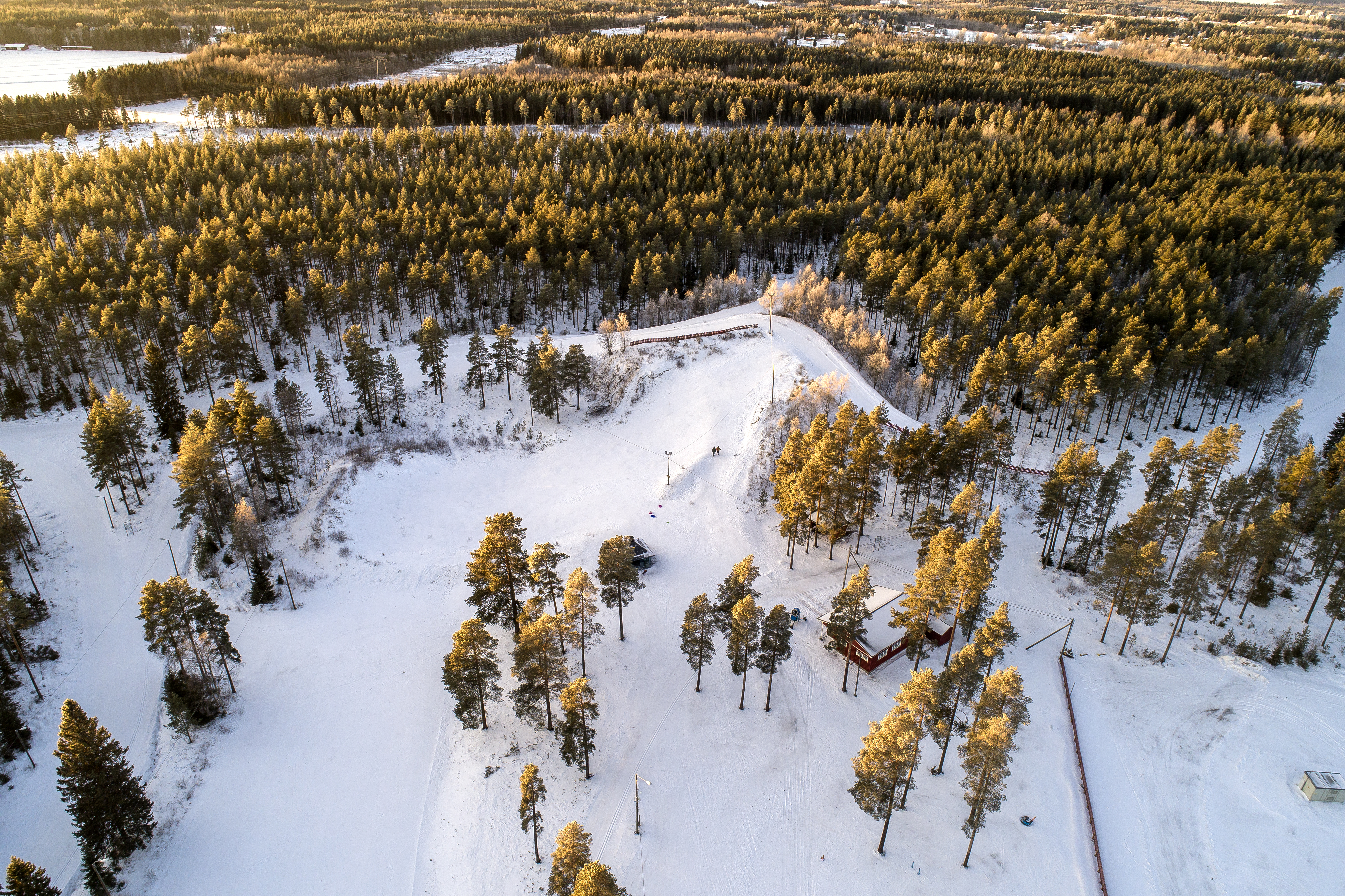 Raahen hiihtomajan maastossa ladut ovat jo varsin hyvässä kunnossa, mutta siirtymäladuille olisi toiveissa lisää lunta.