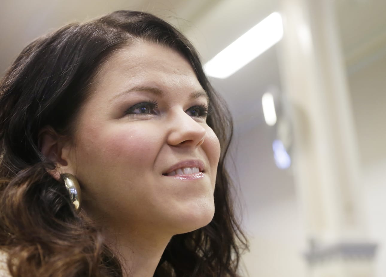 Saara Aalto nappasi yleisöäänipotin lauantain finalissa, mutta euroviisuedustajuus meni kuitenkin yhteispisteiden mukaan Sandhja Kuivalaiselle.