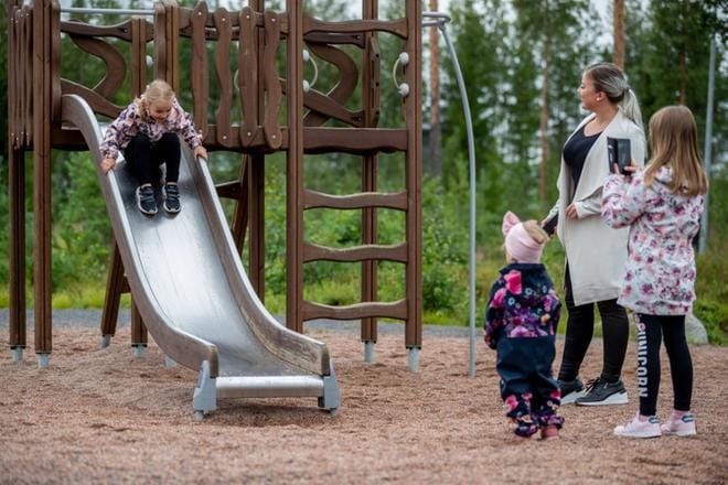 Isosisko Anniina kuvaa, kun Emma laskee liukumäestä. Videoiden kuvaaminen on Anna-Kaisa Kivimäen mukaan vanhempien tyttärien suurin tämän hetken villitys. Syksyllä kaksi vuotta täyttävällä pikkusisko Linnealla ei ole vielä kännykkää. KUVAT: ELENA MIKKILÄ