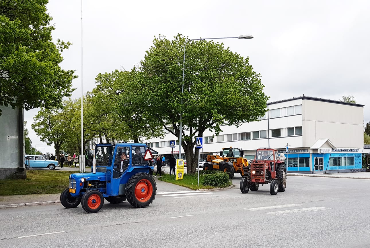 Moottorimarssi kulki hyvässä järjestyksessä traktoreista mopoihin. Kirkkotieltä kaarrettiin Kuulantielle.