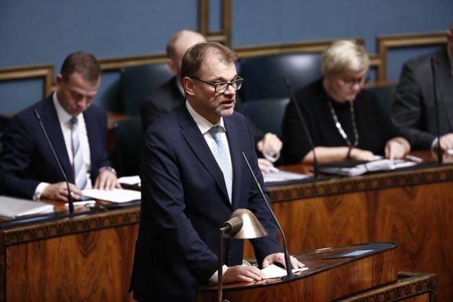 Pääministeri Juha Sipilä ja sdp:n puheenjohtaja Antti Rinne sanailivat hallituksen tiedonannosta, joka koski niin sanottua irtisanomislakia. KUVA: Joel Maisalmi