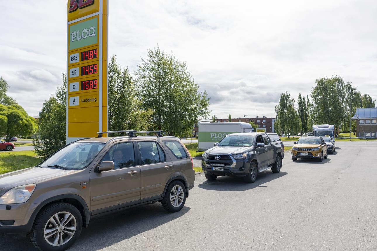 Autot jonottivat halpaa bensaa pitkissä letkoissa Haaparannan ST1:n pihalla.