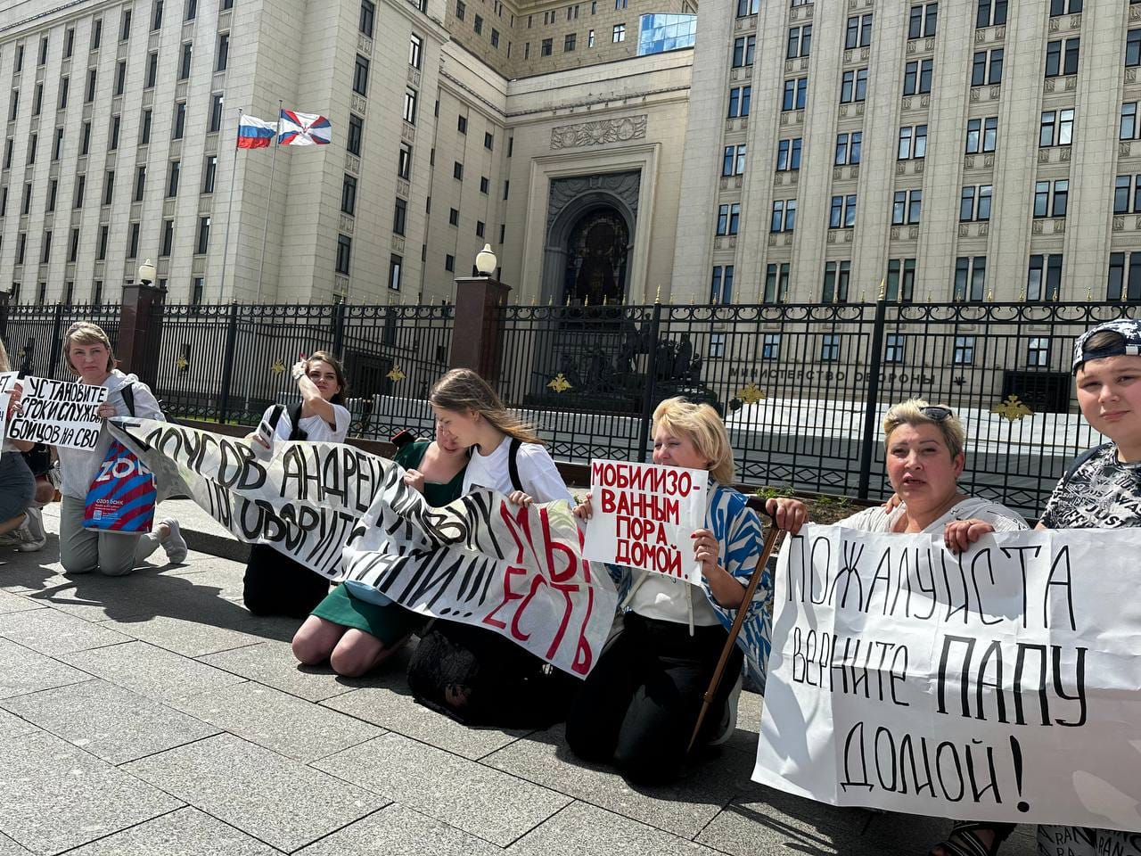 Paulina Safronova jakoi kesäkuun alussa kuvia tapahtumasta, jossa Ukrainaan joutuneiden sotilaiden vaimot polvistuivat Venäjän puolustusministeriön edessä Moskovassa.