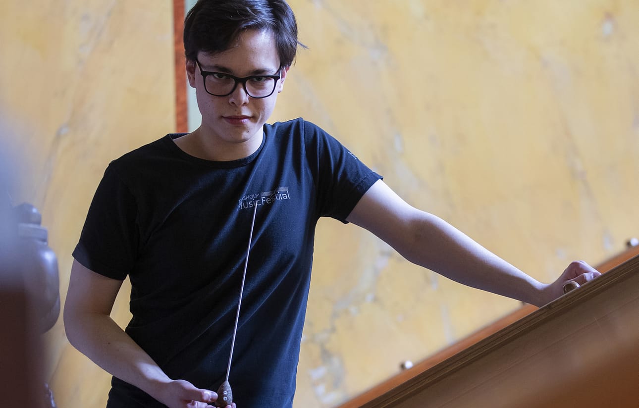 Tarmo Peltokoski johti Deutsche Kammerphilharmonie Bremeniä ensimmäistä kertaa Saksan-debyytissään kesällä 2021.