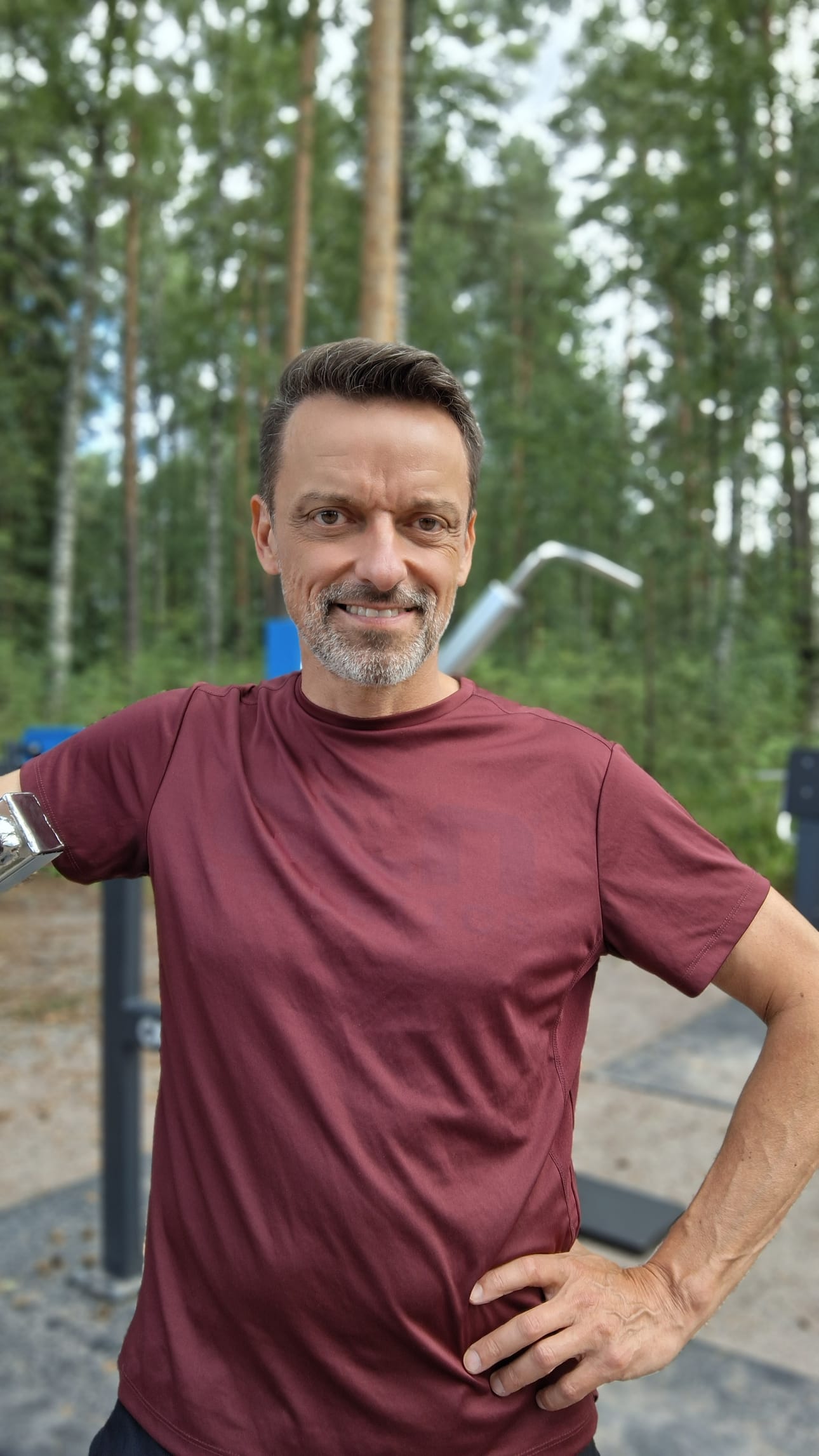 Punnerrushaaste on Ari Puroahon mukaan vastaisku nykymaailman passiivisuudelle. Passivoituminen näkyy esimerkiksi television kehityksessä. Ennen television luo piti kävellä, jos halusi vaihtaa kanavaa. Nykyään kaukosäätimet sallivat sohvalla laiskottelun.