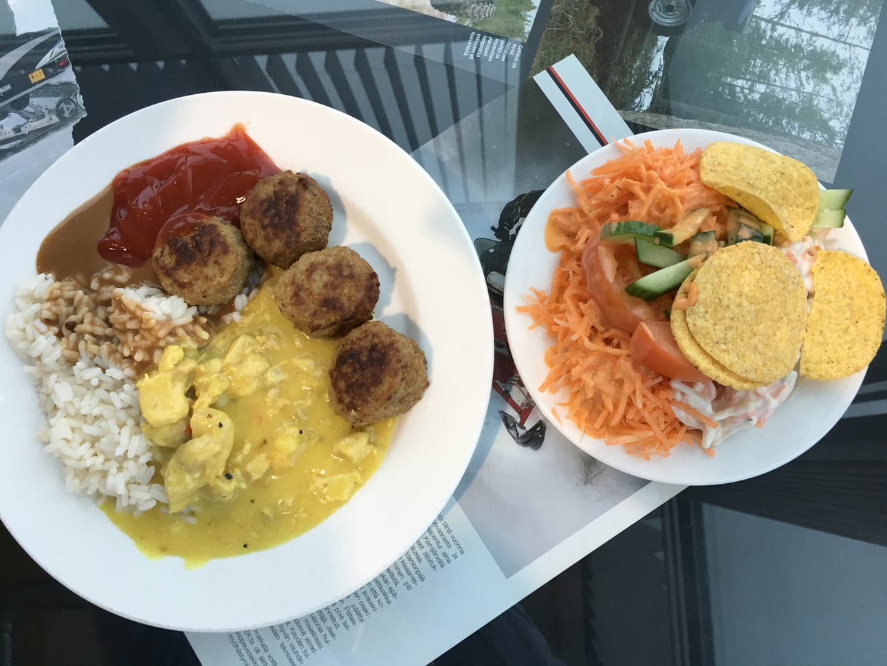 Konstailematonta kotiruokaa, lihapullia, kanakastiketta ja salaattipöydän antimia.