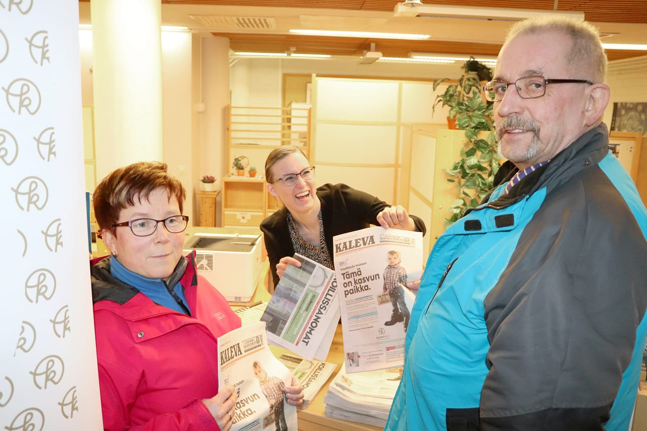 Helena Karlbom Puhokselta ja Pentti Kortesalmi Sarakylästä kävivät tiistaiaamuna hakemassa painotuoreen Kalevan Iijokiseudun toimituksesta. Postilakon takia lehtiä ei jaeta normaalisti sivukylillä. Päätoimittaja Martta Oinas-Panuma ojentaa lehtiä.