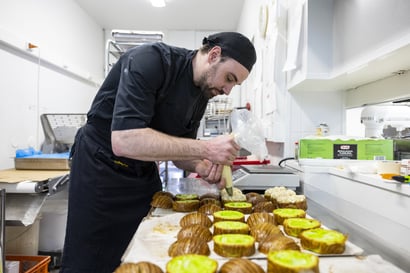 Oulun ravintoloihin herkkuleivoksia loihtiva Florian Meynet työskentelee vuokrakeittiössä – Vaikka tilauksia riittää, hän haaveilee omasta konditoriasta
