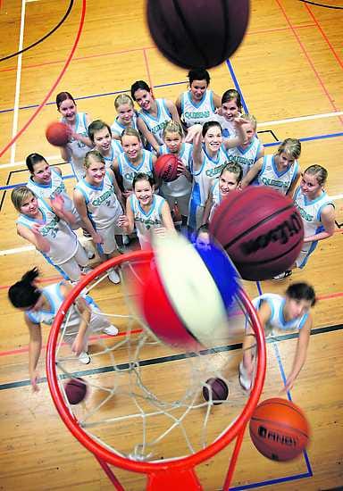 Pallo saa kyytiä. Oulu Queens Basketballin tytöt ovat ainoa valtakunnallisissa sarjoissa pelaava alueen naisjoukkue.