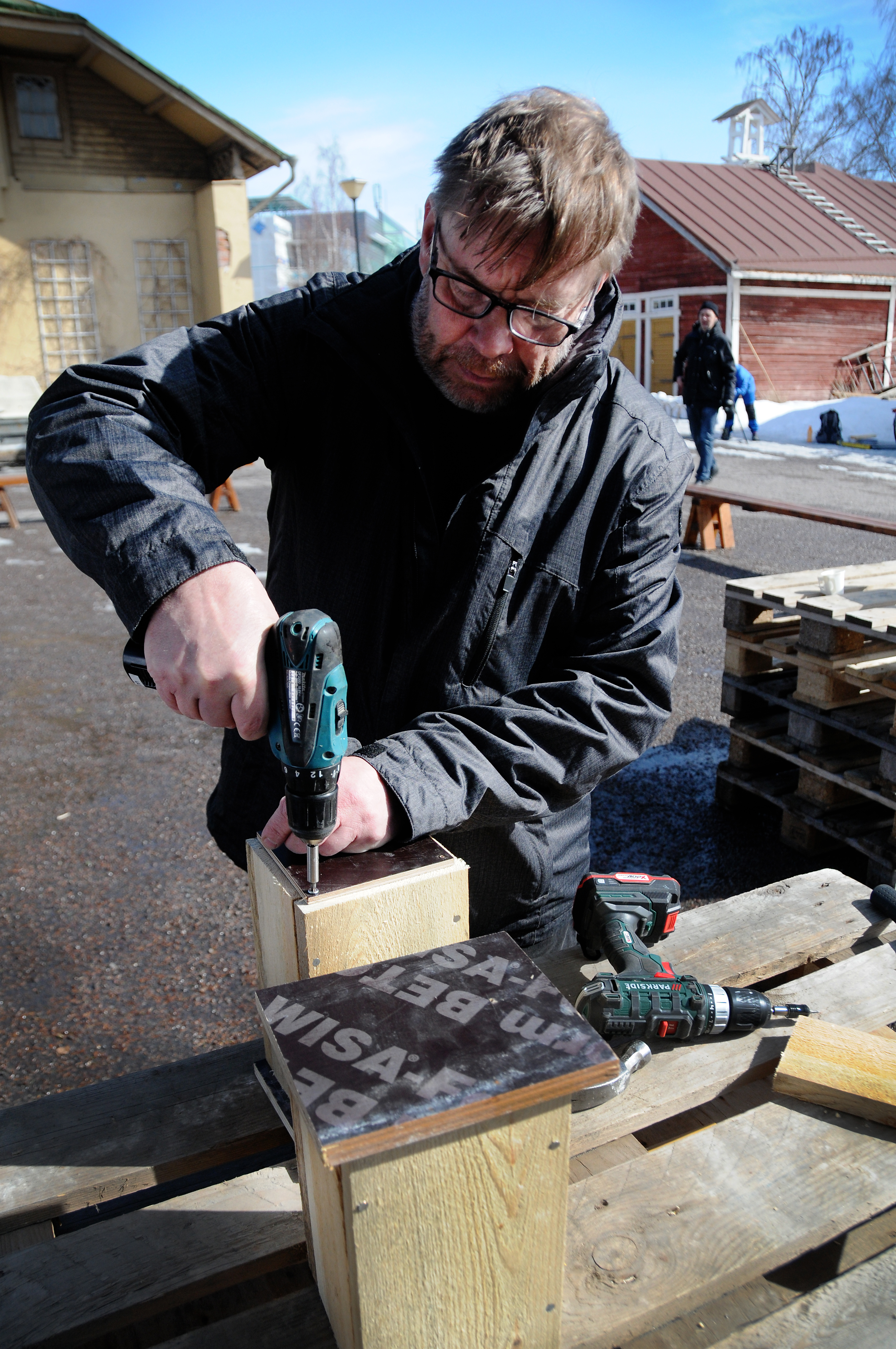 Pekka Eskola valmisti kaksi pönttöä pönttötapahtumassa.